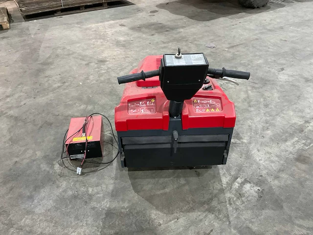 Portotecnica lion 600e zelfrijdende veegmachine - afbeelding 4 van  9