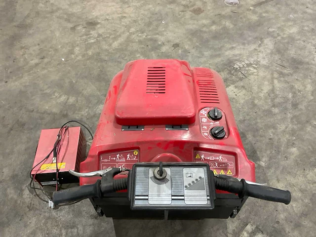Portotecnica lion 600e zelfrijdende veegmachine - afbeelding 5 van  9