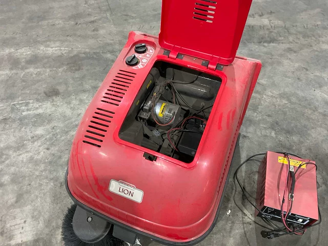 Portotecnica lion 600e zelfrijdende veegmachine - afbeelding 8 van  9