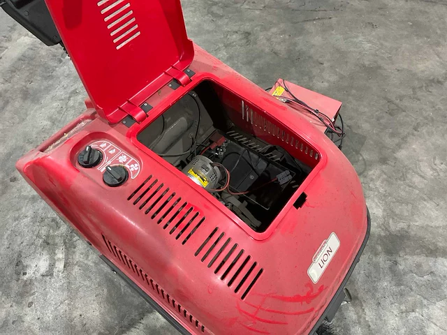 Portotecnica lion 600e zelfrijdende veegmachine - afbeelding 9 van  9