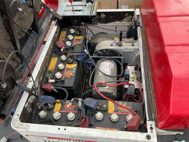 Portotecnica lion plus 9500 me elektrische straatveegmachine - afbeelding 4 van  14
