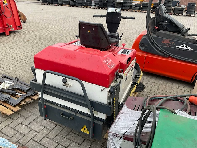 Portotecnica lion plus 9500 me elektrische straatveegmachine - afbeelding 9 van  14
