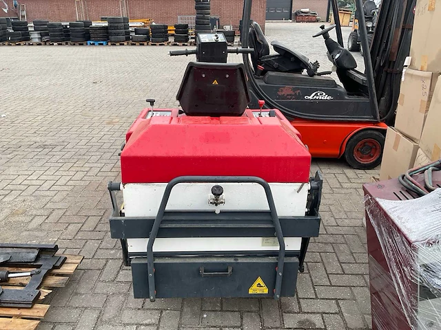 Portotecnica lion plus 9500 me elektrische straatveegmachine - afbeelding 10 van  14
