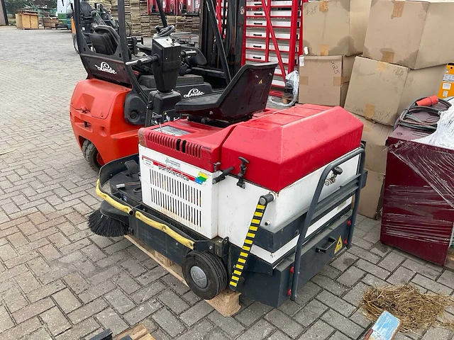 Portotecnica lion plus 9500 me elektrische straatveegmachine - afbeelding 11 van  14
