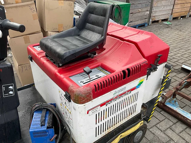 Portotecnica lion plus 9500 me elektrische straatveegmachine - afbeelding 12 van  14