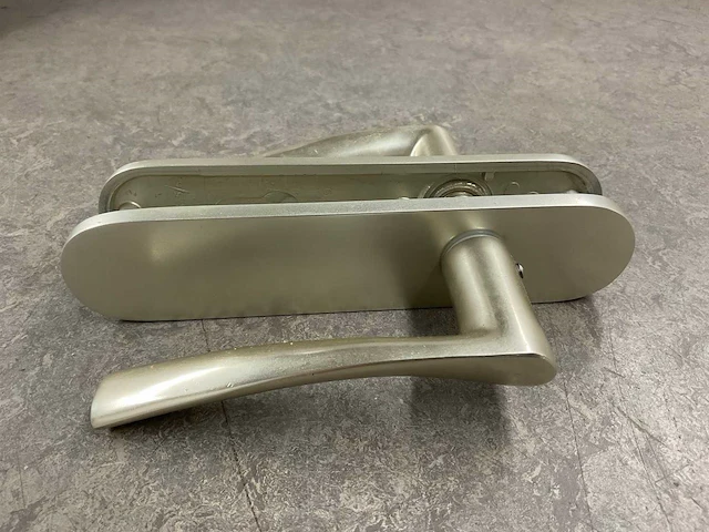 Post en eger - deurkruk - op rond blind schild (10x) - afbeelding 1 van  4