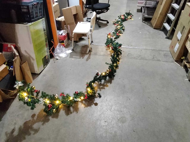 Prachtige grote guirlande met versiering en verlichting. - afbeelding 1 van  4