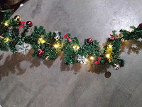 Prachtige grote guirlande met versiering en verlichting. - afbeelding 2 van  4