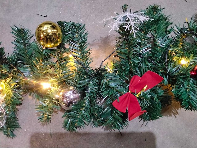 Prachtige grote guirlande met versiering en verlichting. - afbeelding 3 van  4