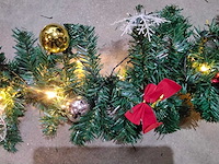 Prachtige grote guirlande met versiering en verlichting. - afbeelding 3 van  4