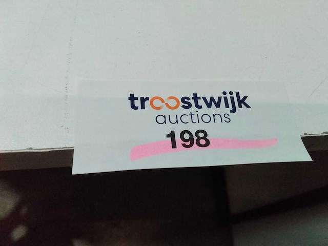 Prachtige grote guirlande met versiering en verlichting. - afbeelding 4 van  4