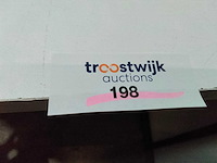 Prachtige grote guirlande met versiering en verlichting. - afbeelding 4 van  4