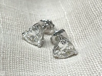 Prachtige solitair oorbellen gezet met twee hart vorm briljanten - afbeelding 1 van  6