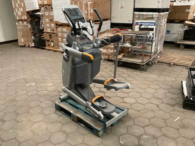 Precor 100i crosstrainer - afbeelding 1 van  8