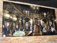 Prent op plexiglas met maffia filmpersonages. afmeting 280 x 144 cm. - afbeelding 2 van  2