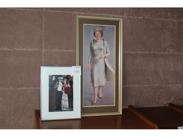 Prent van prinses beatrix met passe-partout in lijst 40 x 80 cm en wissellijst 30 x 40 cm met foto van koni... - afbeelding 1 van  1