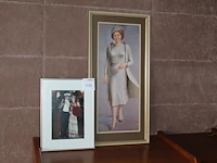 Prent van prinses beatrix met passe-partout in lijst 40 x 80 cm en wissellijst 30 x 40 cm met foto van koni... - afbeelding 1 van  1