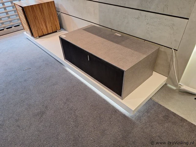 Presentatie/wanddisplay incl. verlichting, wandschap & tv-ophangsysteem - 300x80x240cm - afbeelding 3 van  5