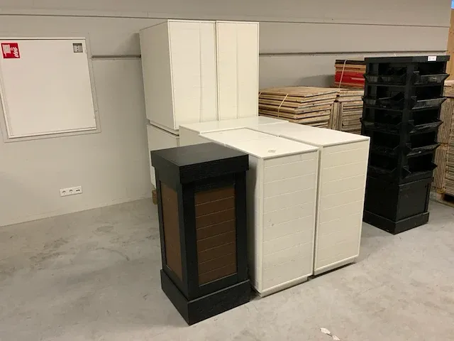 Presentatiezuilen en 4x dubbelzijdige kast (7x) - afbeelding 1 van  4