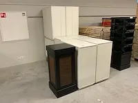 Presentatiezuilen en 4x dubbelzijdige kast (7x) - afbeelding 1 van  4