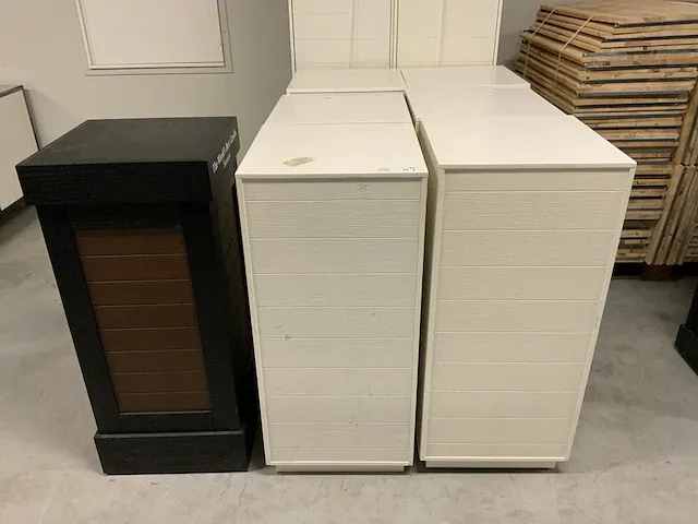 Presentatiezuilen en 4x dubbelzijdige kast (7x) - afbeelding 2 van  4
