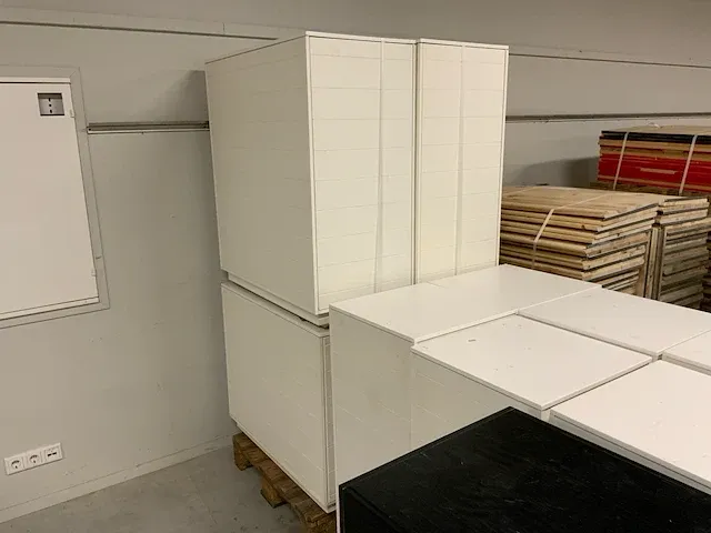 Presentatiezuilen en 4x dubbelzijdige kast (7x) - afbeelding 3 van  4