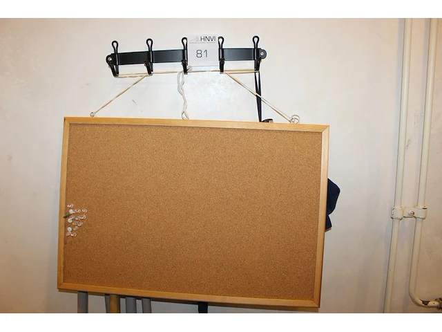 Prikbord 40 x 50 cm en kapstok met breedte 37 cm. - afbeelding 1 van  2