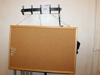 Prikbord 40 x 50 cm en kapstok met breedte 37 cm. - afbeelding 1 van  2