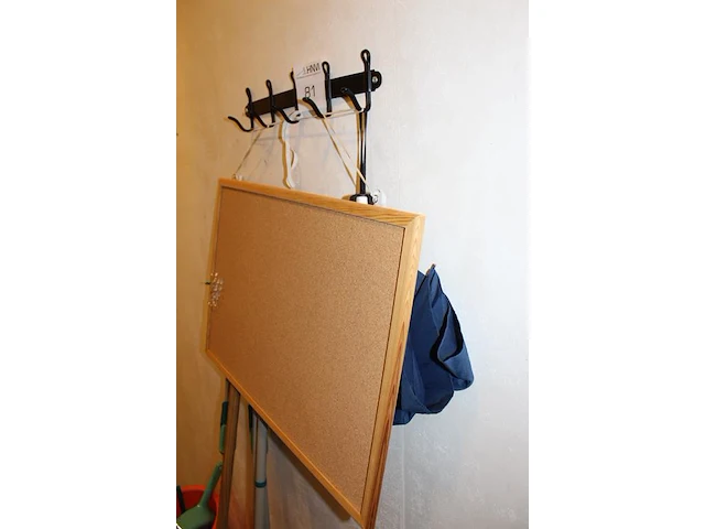 Prikbord 40 x 50 cm en kapstok met breedte 37 cm. - afbeelding 2 van  2