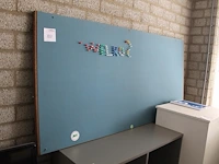 Prikbord. afmeting 160 x 77 cm. - afbeelding 1 van  2