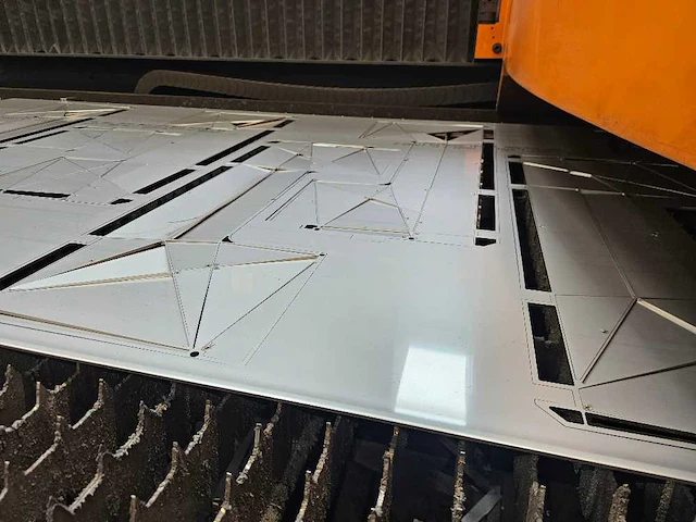 Prima power - platino 1530 hs - laser cutting machine - 2005 - afbeelding 3 van  13