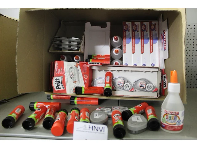 Pritt stiften, hobbylijm colleall, correctielint en secondelijm pattex. totaal ruim 65 stuks - afbeelding 1 van  1