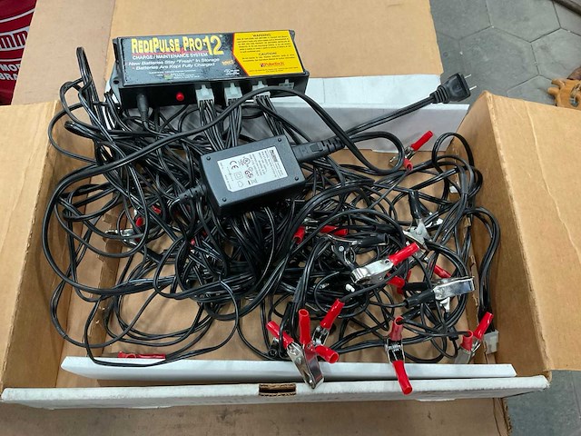 Pro-series battery charger - afbeelding 1 van  3