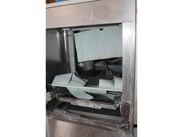 Professionele vaatwasmachine hobart type cn-e-a. bouwjaar 2010. compleetheid en werking onbekend. - afbeelding 2 van  4