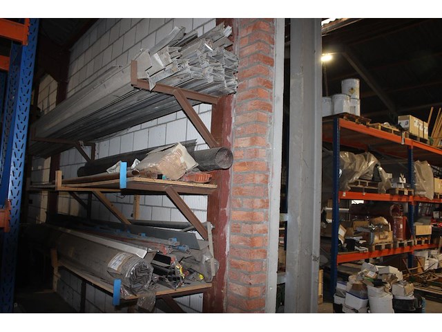 Profielen in diverse maten en soorten in 3-delige draagarmstelling. - afbeelding 1 van  5