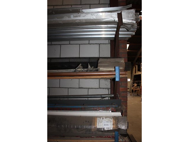 Profielen in diverse maten en soorten in 3-delige draagarmstelling. - afbeelding 2 van  5