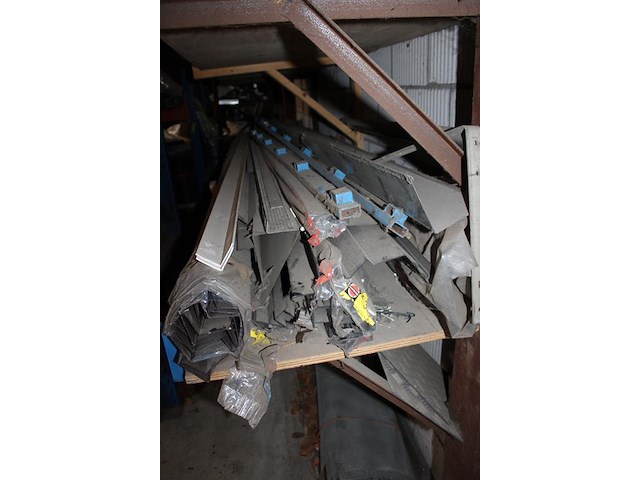 Profielen in diverse maten en soorten in 3-delige draagarmstelling. - afbeelding 3 van  5