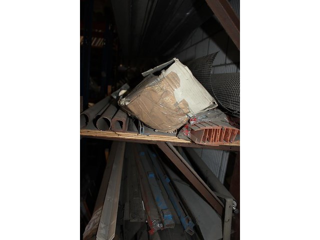 Profielen in diverse maten en soorten in 3-delige draagarmstelling. - afbeelding 4 van  5