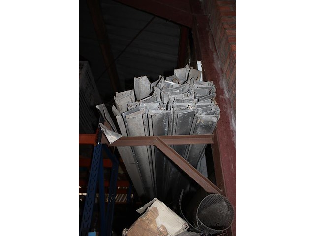 Profielen in diverse maten en soorten in 3-delige draagarmstelling. - afbeelding 5 van  5