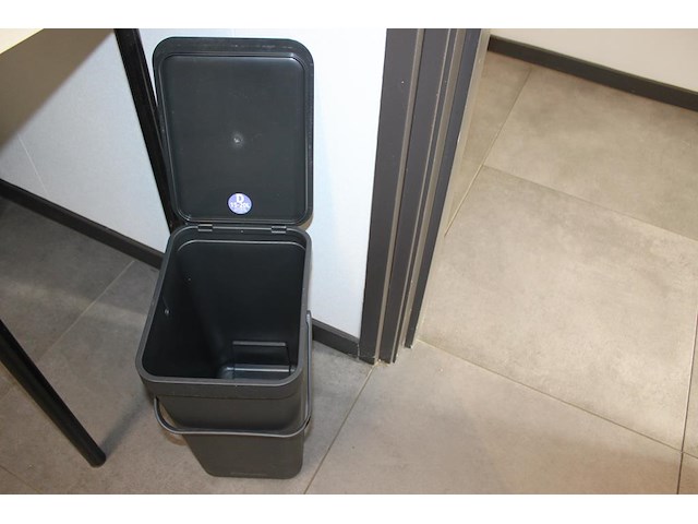Prullenbak brabantia 20 l met deksel hoogte ca. 40cm. - afbeelding 2 van  2