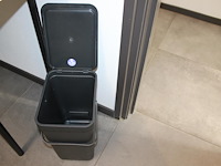 Prullenbak brabantia 20 l met deksel hoogte ca. 40cm. - afbeelding 2 van  2