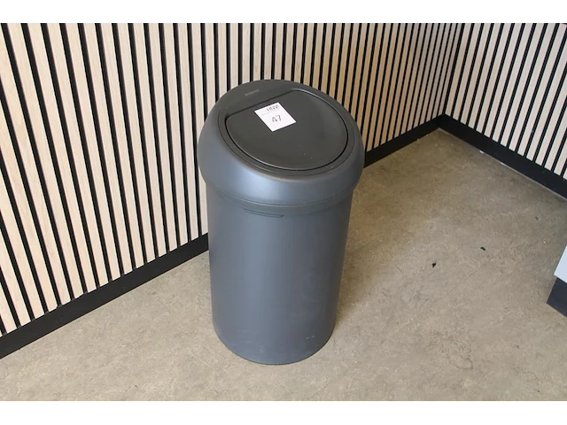 Prullenbak brabantia met hoogte 70 cm. - afbeelding 1 van  2