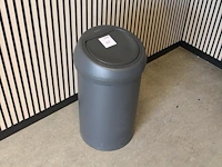 Prullenbak brabantia met hoogte 70 cm. - afbeelding 1 van  2