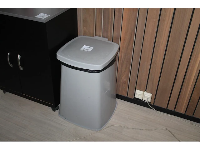 Prullenbak met hoogte 57 cm. - afbeelding 1 van  1