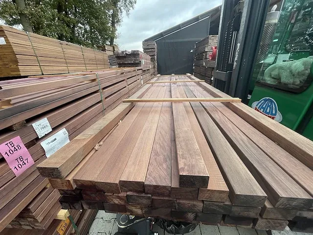 Purple heart hardhouten regels geschaafd 45x70mm, lengte 305cm (67x) - afbeelding 1 van  3
