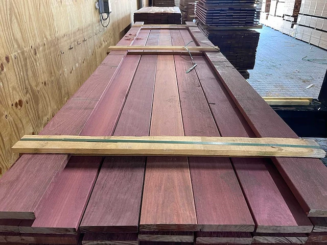 Purple heart planken geschaafd 3350-4300x145x21mm (84x) - afbeelding 1 van  3