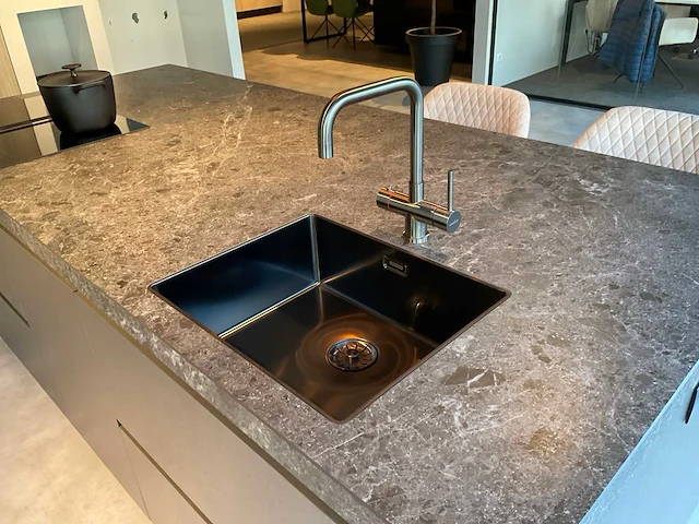 Puur beda firenze-fantasia eiland showroomkeuken met hoge kastenwand - afbeelding 11 van  34