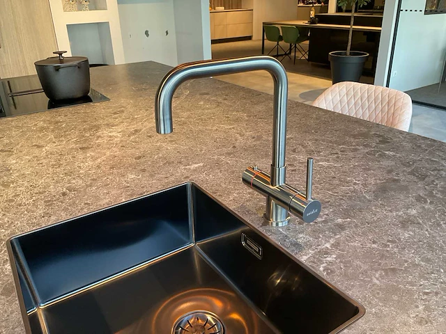 Puur beda firenze-fantasia eiland showroomkeuken met hoge kastenwand - afbeelding 12 van  34