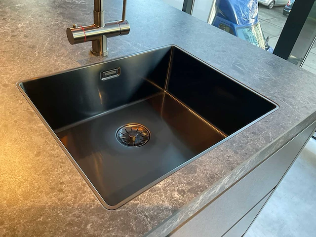 Puur beda firenze-fantasia eiland showroomkeuken met hoge kastenwand - afbeelding 13 van  34