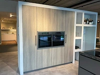 Puur beda firenze-fantasia eiland showroomkeuken met hoge kastenwand - afbeelding 14 van  34